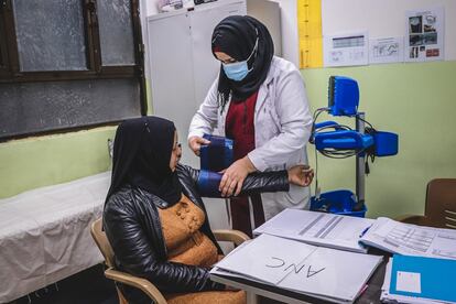 Una enfermera toma la tensión a Mariam en la maternidad de Al-Amal, en Mosul. "Para dar a luz a mi tercer hijo, he venido aquí, ya que varias personas me lo han recomendado. Mi experiencia ha sido buena. He tenido por primera vez una revisión prenatal y además, no he tenido que esperar muchas horas para ser atendida", dice la embarazada.