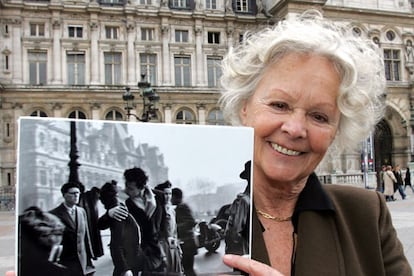 Françoise Bornet mostraba, en 2019, la fotografía que le hizo Doisneau con su entonces novio, en 1950.