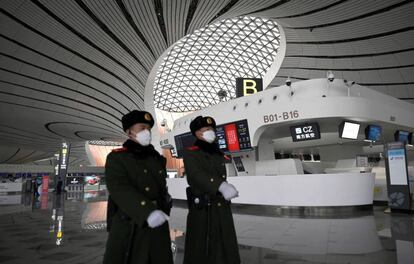 Oficiales de policía patrullan en el aeropuerto de Pekín.