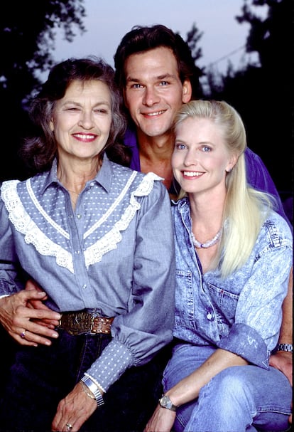 Patrick Swayze, su madre Patsy y su esposa Lisa durante la grabación de 'Superstars and Their Moms' en la casa y rancho de Swayze en California, el 14 de mayo de 1999.
