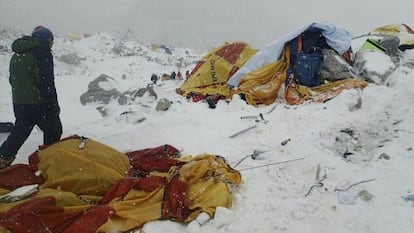 Un hombre se acerca al Campo Base del Everest, tras el alud.