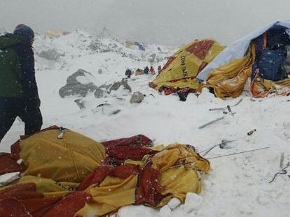 Un hombre se acerca al Campo Base del Everest, tras el alud.