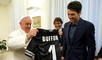 Gianluigi Buffon le regaló su camiseta de juego con las firmas de sus compañeros.
