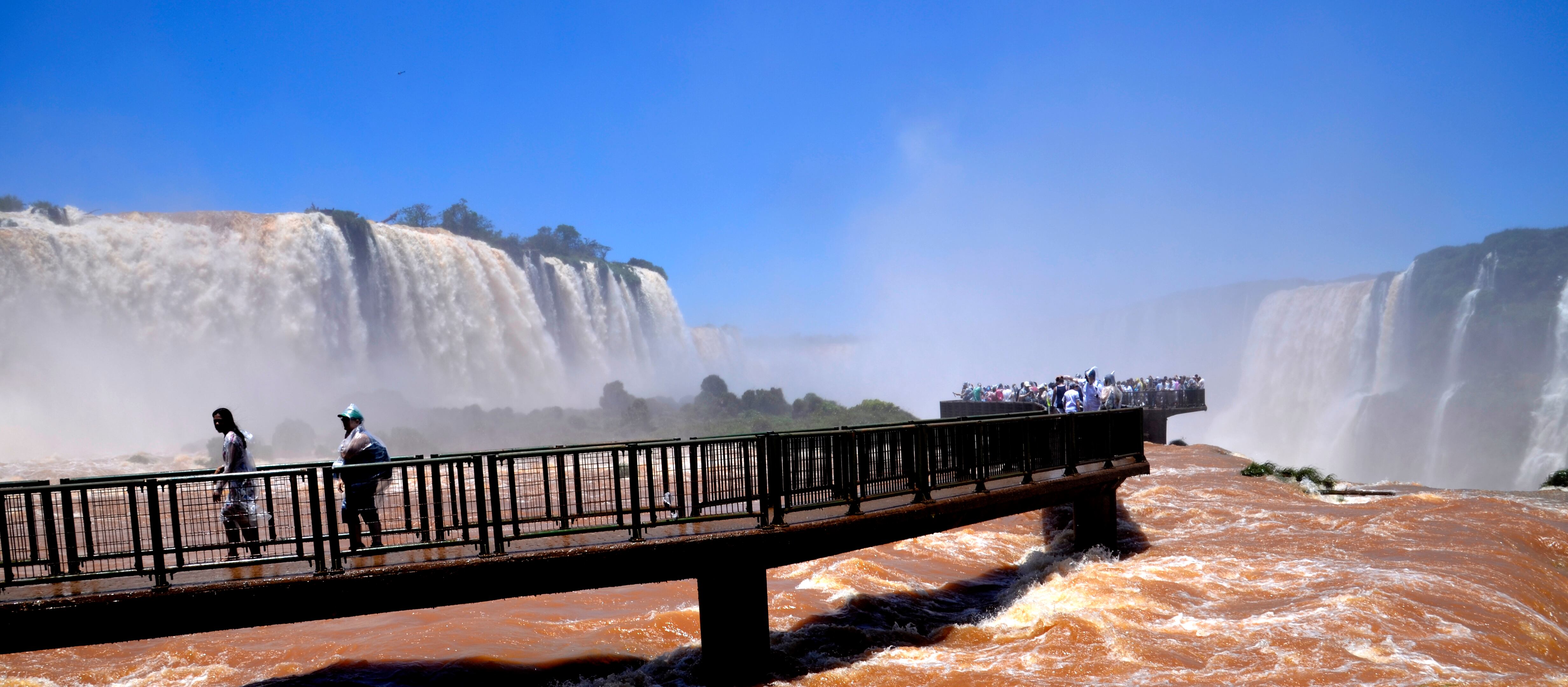 Una pasarela de madera para recorrer las cataratas de Iguazú, en el lado de la provincia argentina de Misiones.