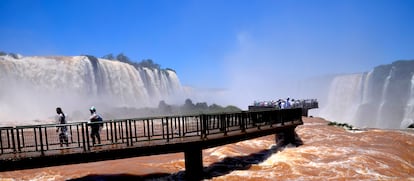 Una pasarela de madera para recorrer las cataratas de Iguazú, en el lado de la provincia argentina de Misiones.