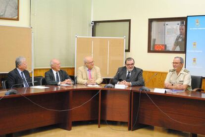 Javier Andrade-Vanderwilde, José Tomás Campo, Eduardo Zamora, José Rodríguez de la Borbolla y el Jefe de la Fuerza Terrestre del Ejército de Tierra, Juan Gómez de Salazar, en el acto del 50º aniversario de las milicias.