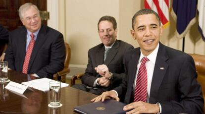 El presidente de EE UU, Barack Obama, y su secretario del Tesoro, Timothy Geithner, durante la reunión que ha celebrado con los representantes de las principales instituciones bancarias del país