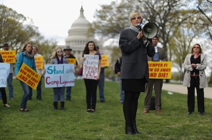 Erin Brockovich demandó a Pacific Gas & Electric Company que había envenenado, con cromo tóxico, el agua de Hinkley (California) durante mas de 30 años. La compañía se vio obligada a pagar 333 millones en daños a más de 600 residentes.