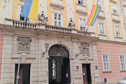 La bandera arcoíris LGTBIQ+ ondea en el ayuntamiento de Budapest, en Hungría.