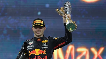 Max Verstappen, no pódio do GP de Abu Dhabi, já como campeão mundial.