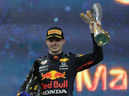 Max Verstappen, en el podio del GP de Abu Dabi este domingo, como campeón del mundo.