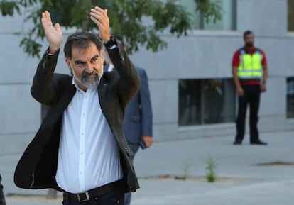 El presidente de Òmnium Cultural, Jordi Cuixart, saluda a la gente congregada en la Audiencia Nacional.