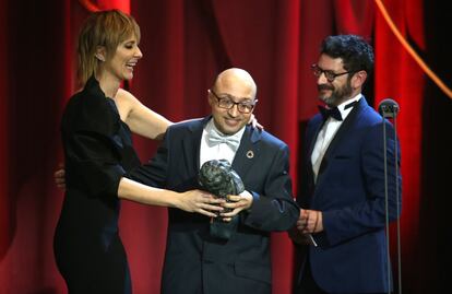 El actor Jesús Vidal (en el centro) recibe el Goya al mejor actor revelación.