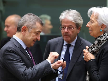 El consejero del BCE, Fabio Panetta, habla con el comisario de Economía, Paolo Gentiloni, y la presidenta del BCE, Christine Lagarde.