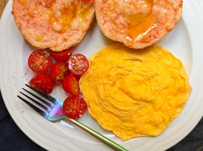 El pan con tomate es opcional.