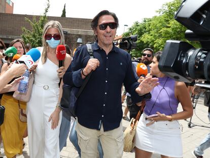 Arancha Palomino y Luis Lorenzo a la salida del juzgado, en junio del año pasado.