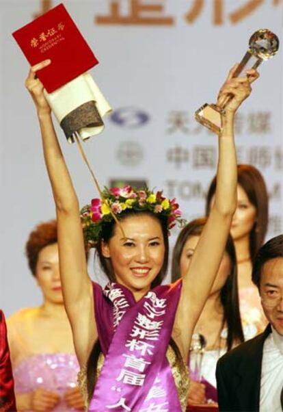 Feng Xian, de 22 años, la joven coronada como Miss Belleza Artificial.