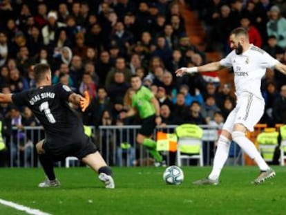 Los blancos se estrellan con los postes del Athletic y pierden paso con el Barça por su poco gol