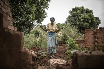 Josephine Mbette reza entre las ruinas de su casa destruida. Cuando la violencia mengua, regresa a limpiar las hierbas y a recoger vegetales silvestres para comer. Hoy vive en una tienda en el campo de desplazados de Mukassa, en Bangui (República Centroafricana), donde 1.383 personas aún se refugian. Huyó de su vivienda en el barrio de M'Poko la noche del 5 de diciembre de 2013, cuando las fuerzas seleka quemaron su casa y mataron a sus vecinos.