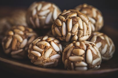 Los 'panellets', tradicionales del día de Todos los Santos, se cubren principalmente con piñones. 