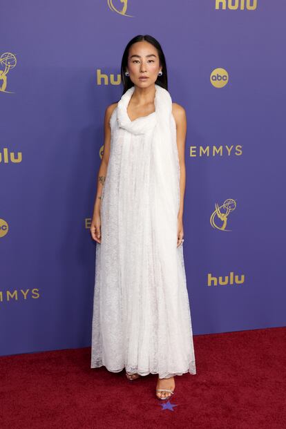 Greta Lee, muy elegante con un vestido blanco de Loewe. La actriz estadounidense contaba con una nominación por su papel en 'The morning show'.