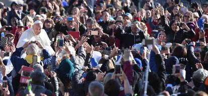 El papa Francisco saluda a la multitud congregada en la plaza de San Pedro el pasado miércoles.