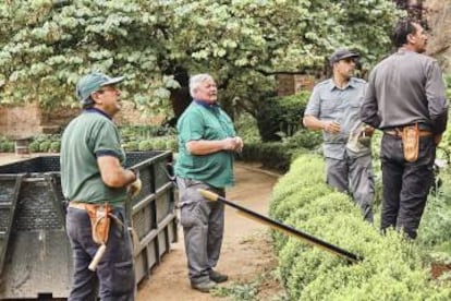 En la primera foto, una turista fotografía los jardines de San Francisco. En la segunda, Paco García comanda un equipo de 10 trabajadores.