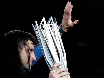 Djokovic exhibe el trofeo de campeón en Shanghái.