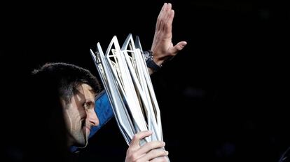 Djokovic exhibe el trofeo de campeón en Shanghái.