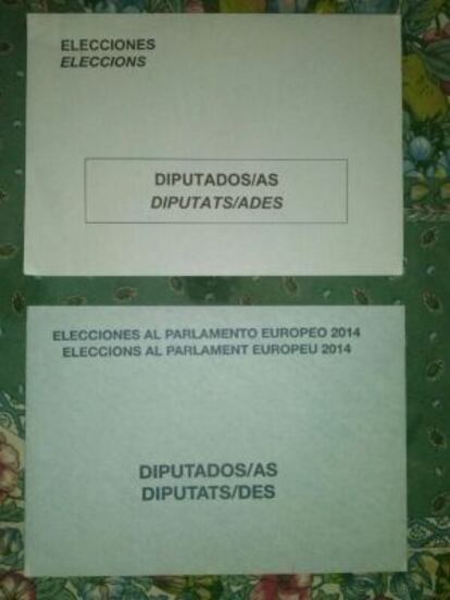 Arriba, un sobre de los del resto de partidos; abajo, el de EU.