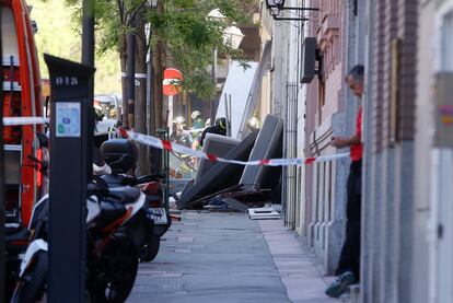 De las 18 personas que han sido atendidas por los sanitarios del Samur-Protección Civil, solo una ha resultado grave con traumatismos y está hospitalizada -un hombre de 84 años que ha ingresado en la UCI-, así como otras tres más. J.j. Guillén/EFE
