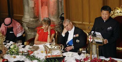 El presidente chino Xi Jinping (d) pronuncia un discurso en un banquete en Guildhall de Londres (Reino Unido).