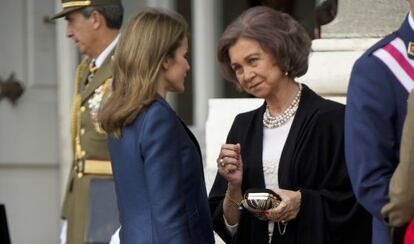 La Reina, con manicura de fantasía, conversa con Letizia en la Pascua Militar.