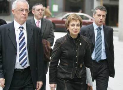 La portavoz del Gobierno vasco, Miren Azkarate, junto al consejero Joseba Azkarraga, tras declarar.