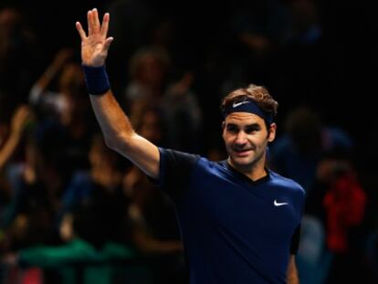 Federer saluda a la grada del O2.