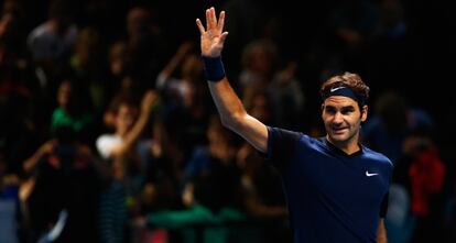 Federer saluda a la grada del O2.