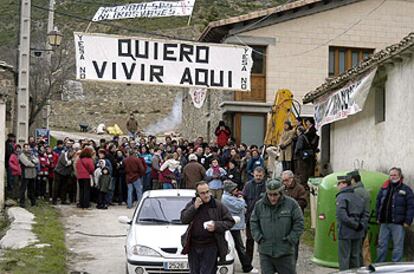 Los habitantes de Artieda impiden la entrada al pueblo de los funcionarios de la CHE.