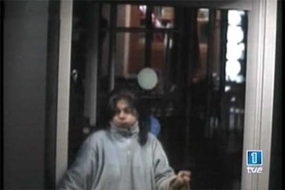 Son poco más de las 22.00 horas del 15 de diciembre de 2004. María del Rosario Endrinal, de 50 años, entra en el cajero automático de un banco de Barcelona para pasar la noche allí. Las fotografías extraídas de la grabación de la cámara de seguridad de la entidad bancaria y difundidas por TVE muestran algunas de las secuencias del crimen.