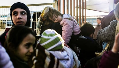 Mulheres sírias na fronteira com a Turquia.