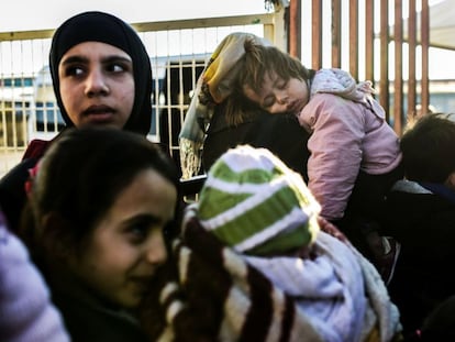 Mulheres sírias na fronteira com a Turquia.