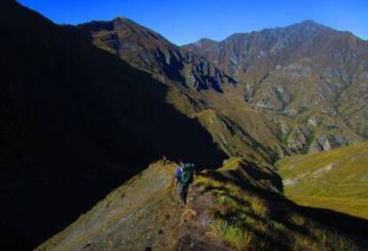 Senderistas en uno de los tramos del Te Araroa Trail, en Nueva Zelanda.