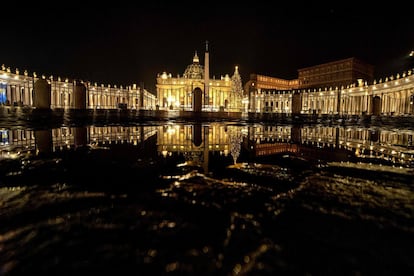 Vista geral da Praça de São Pedro no Vaticano.