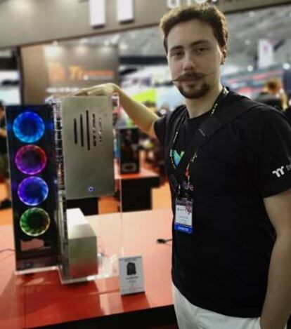 Alex Banks, junto a su ordenador en Taipéi.