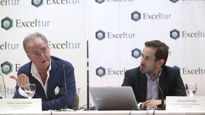 Jos&eacute; Luis Zoreda, con &Oacute;scar Perelli, durante la presentaci&oacute;n del balance de Exceltur del segundo trimestre.