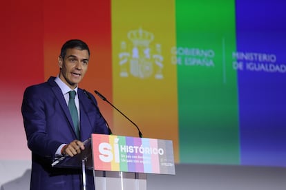El presidente del Gobierno, Pedro Sánchez, este lunes durante su intervención en el acto de conmemoración de los 20 años de matrimonio igualatorio, en el Museo del Traje, en Madrid. 
