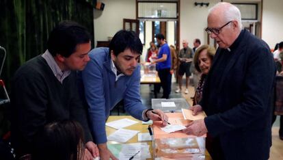 Mesa electoral en el Colegio Nuestra Señora del Pilar de Madrid.