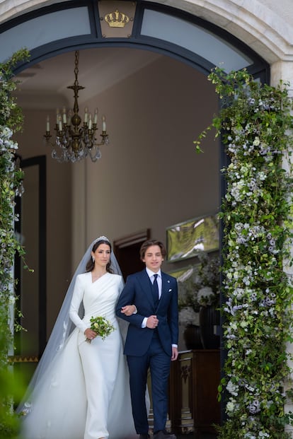 La futura reina de Jordania, que desde hoy ya ostenta el título de princesa, ha escogido un vestido firmado por Elie Saab, con una elegante silueta ceñida a su figura y el detalle del escote drapeado y asimétrico, que se coronaba con una larga cola bordada. Como detalle, Al Saif ha optado por llevar un cómodo zapato plano.