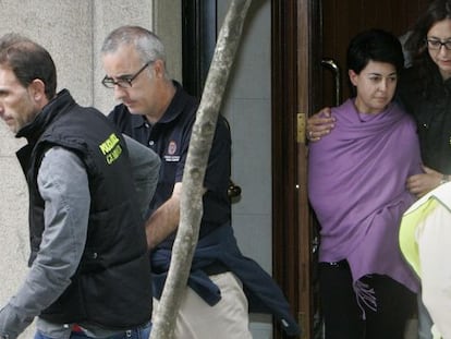 Los padres de Asunta durante el registro de su casa