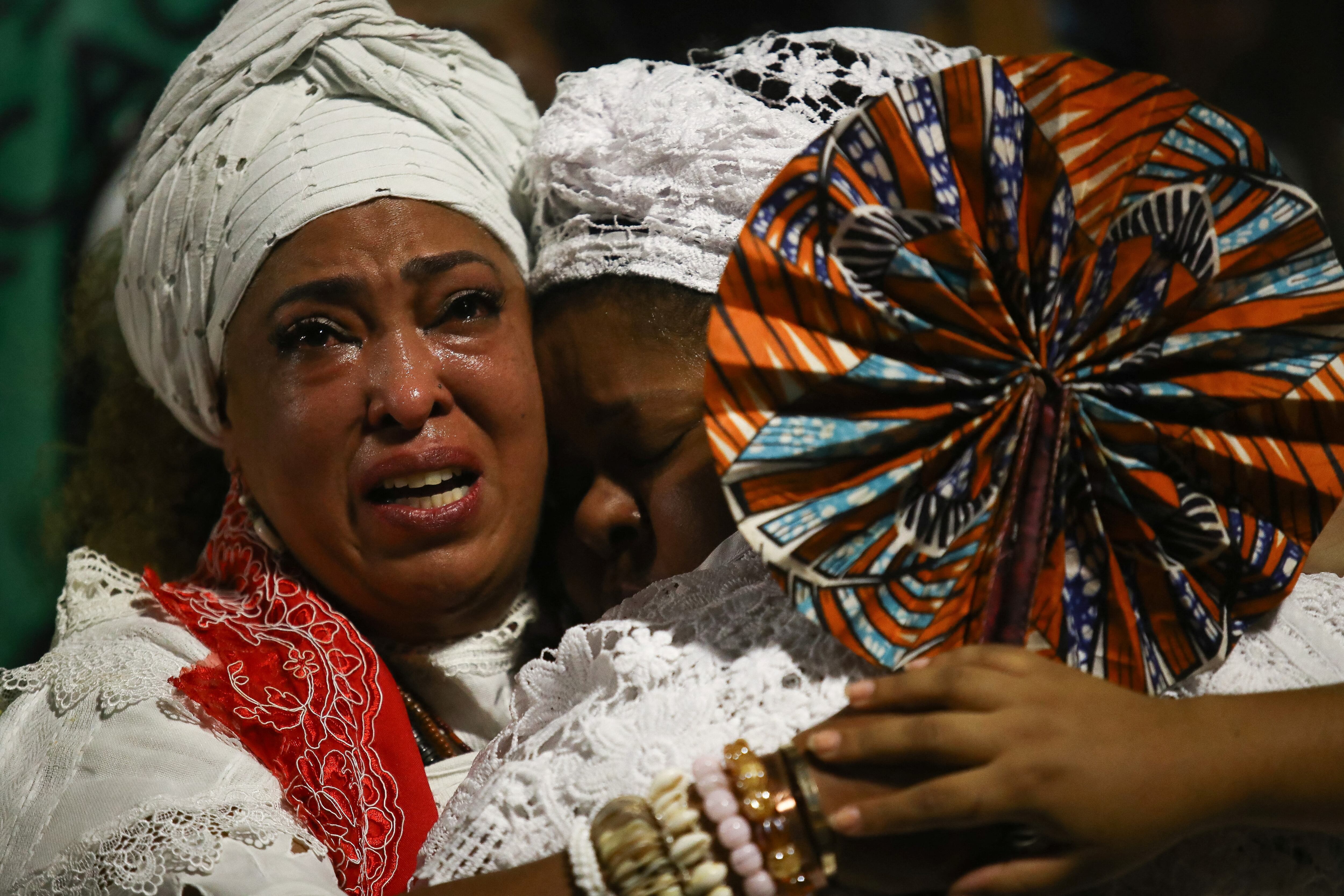 Dos mujeres lloran en una manifestación en recuerdo a Mãe Bernadete en São Paulo, en agosto de 2023.