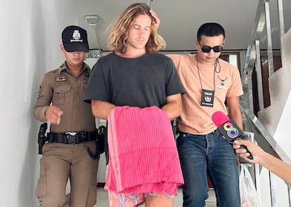 Daniel Sancho is escorted by two Thai police officers following his arrest for the murder of Edwin Arrieta.
